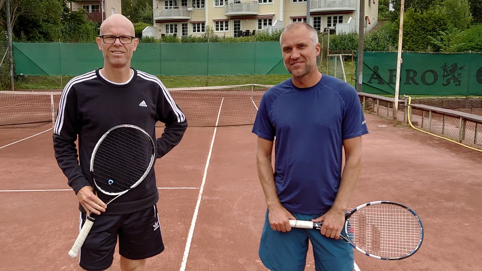 KM i tennis i Vimmerby är igång. Här ses Stefan Bragsjö och Jonathan Remdahl. 
