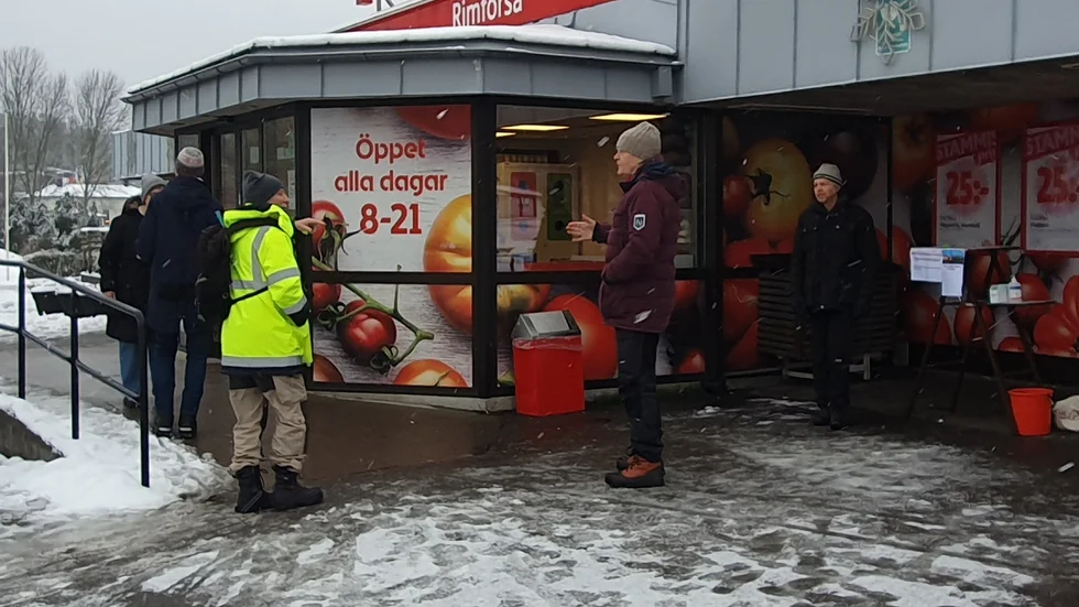 Gunnar Hultman, Maj-Lis Persson och Claes Brandén pratar med Rimforsabor och informerar om skolbygget på Hackel. 