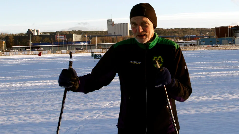 Sten Eriksson, Strängnäs-Malmby OL, hjälper kommunen att fixa skidspår. Enklast och snabbast går det på golfbanans driving range med omnejd.