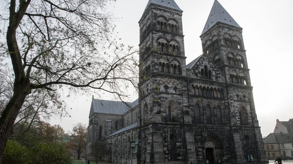 Lunds domkyrka är en av 13 domkyrkor i Sverige som ska hedra alla personer som dött under pandemin. Arkivbild.