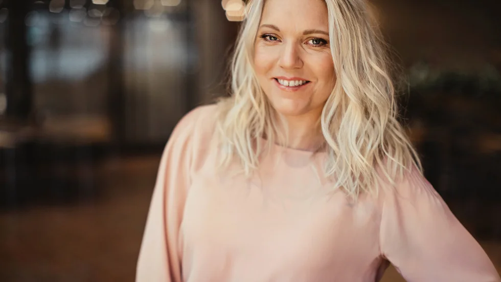Carina Bergfeldt, som tidigare var SVT:s USA-korrespondent, tar över som programledare för SVT:s fredagsunderhållning när Fredrik Skavlan blir pappaledig. Pressbild.