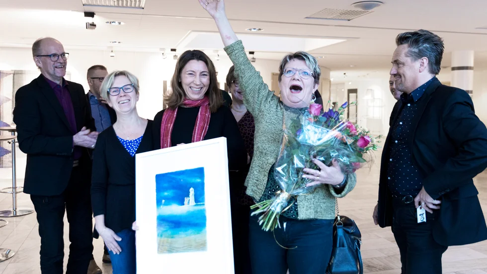 Teija Joona överraskades på regionhuset i december 2019, med blommor och den sedvanliga ledartavlan av konstnären Anna Toresdotter, då hon utsetts till Årets ledare i Norrbotten.