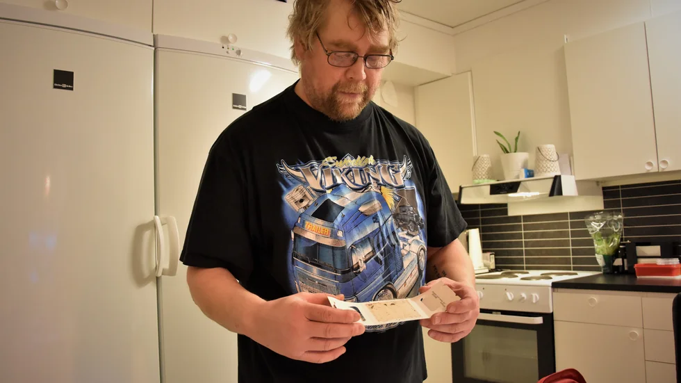 Lars Wikström har fått en fälla med klister som två mindre silverfiskar fastnat i.