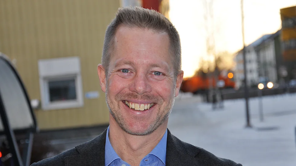 Johan Gröhn (C), kommunledamot i Regionala kollektivtrafikmyndigheten, är mycket nöjd över att direktionen lyssnat, men missnöjd över att målen för hur mycket kollektivtrafiken ska öka varierar mellan 30 och 150 procent i myndighetens egna styrdokument samtidigt som den måste spara på kollektivtrafiken. ”Det går inte ihop.”