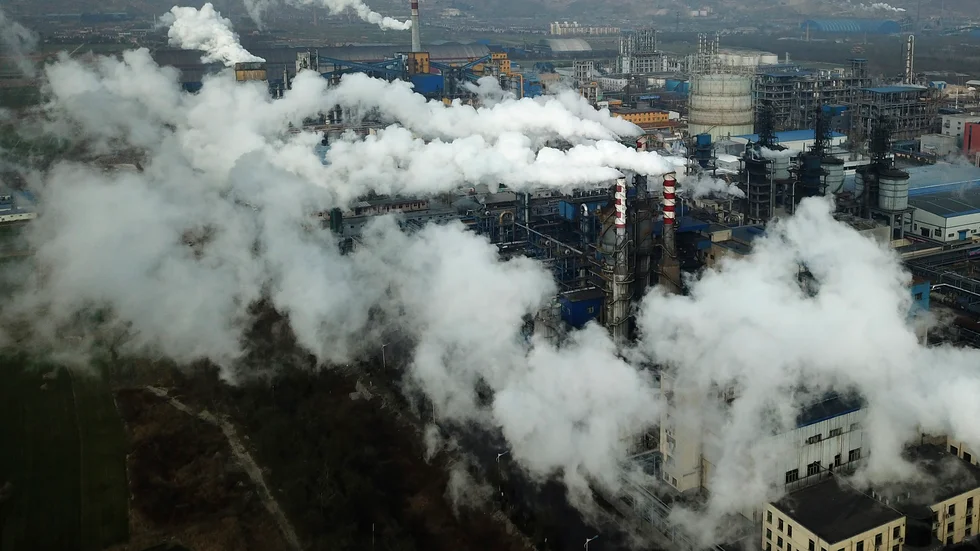 Rök stiger upp från kolkraftverk i Hejin i provinsen Shanxi i norra Kina. Arkivbild.