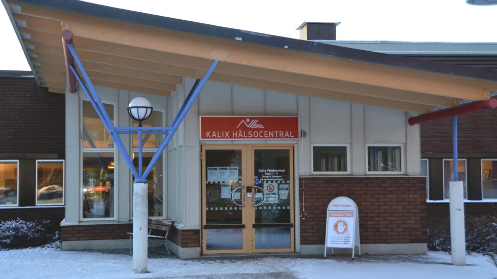 Det är slut influensavaccin hos leverantören i Europa, men Kalix hälsocentral får ännu leveranser. Riskgrupperna prioriteras nu. "Så länge vi ändå får vaccin är jag inte orolig" säger Marie Stenback.
