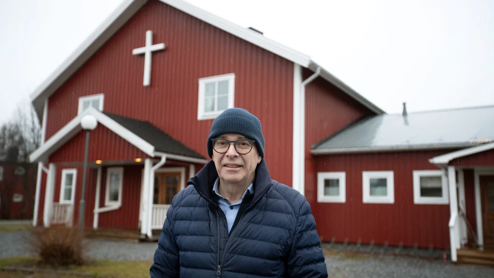 EFS Norrfjärdens ordförande Kurt Berglund tycker att läget är bekymmersamt. Tillsammans med styrelsen har han fattat beslutet att ställa in gudstjänsterna tills vidare.