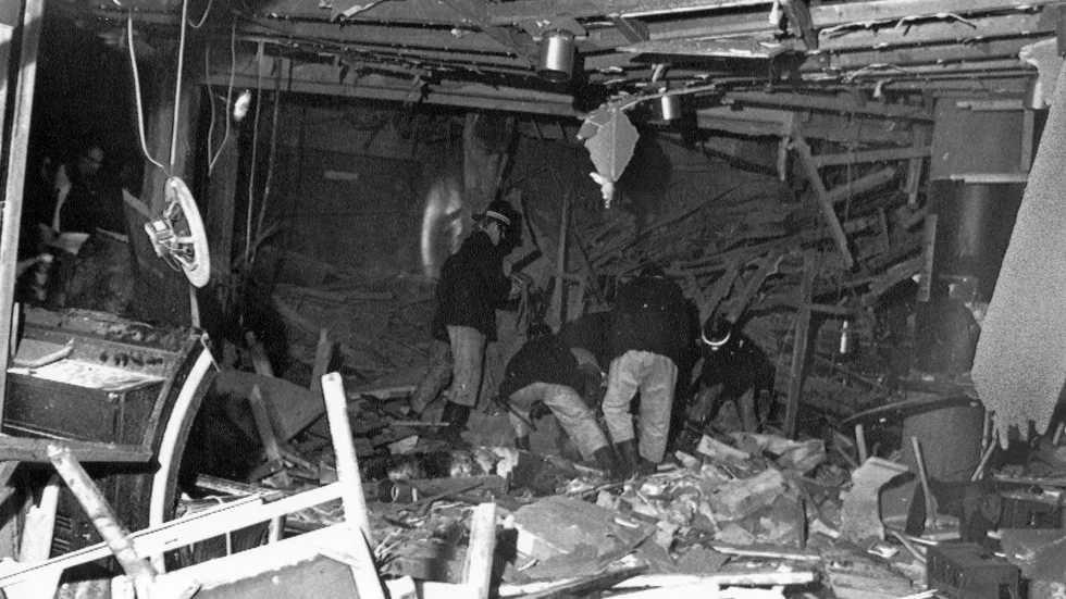 Förstörelsen inne i en av pubarna efter att de tidsinställda bomberna detonerat, den 21 november 1974. Arkivbild.
