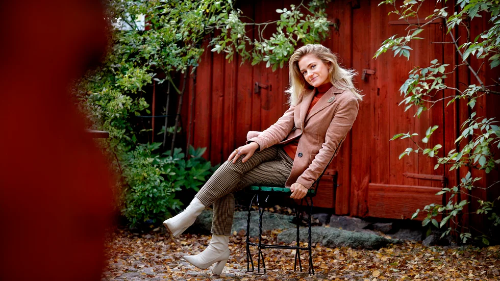 För skådespelaren Alicia Agneson finns det ingen plats i världen som kan konkurrera med gården i Barva på julen. "Jag sätter på mig raggsockor, sitter framför brasan, röker cigarr, tar en gin och tonic och klär granen". 