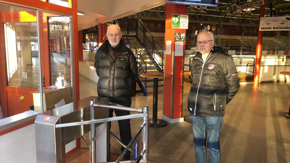Erik Hägglöf och Ove Marklund sitter i styrelsen för Piteå Hockey som kämpar med ekonomin i dessa tuffa coronatider.
