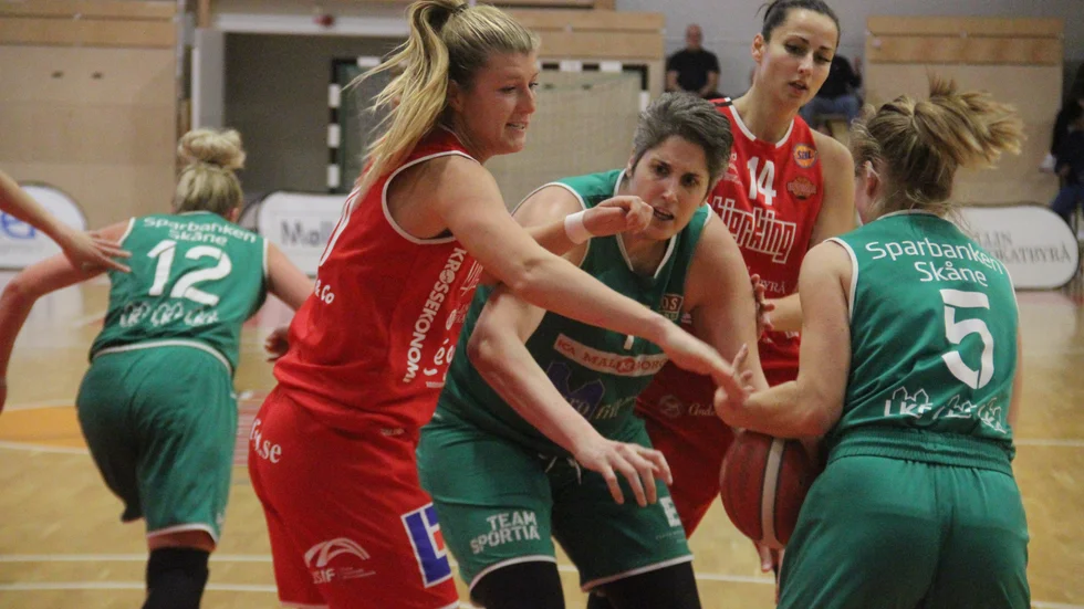 Amanda Tivenius visade storslagen form och var poängbäst i matchen med sina 21 poäng.