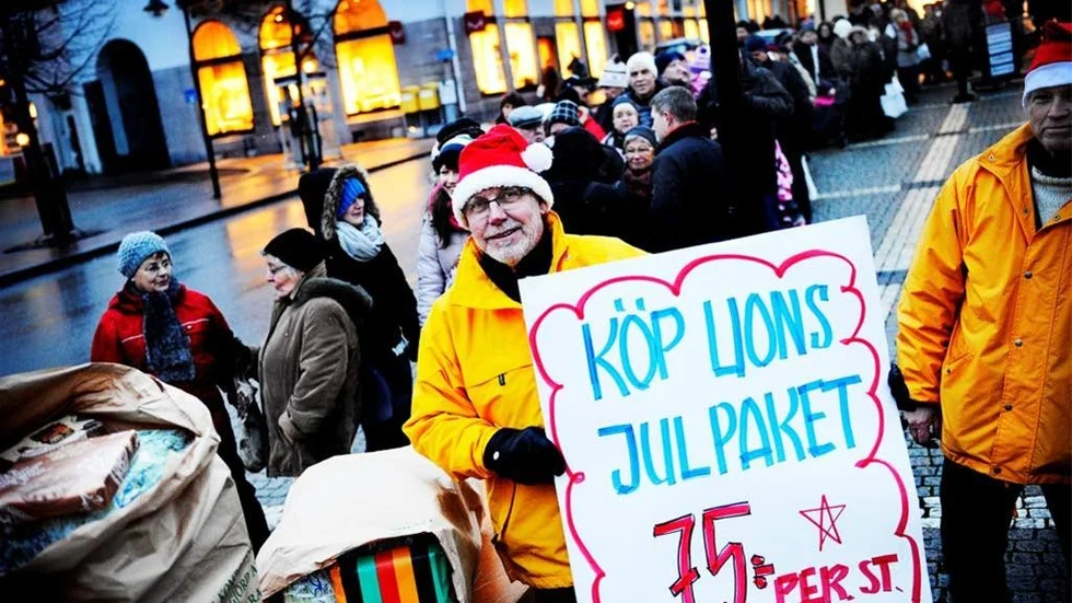 Lions har många järn i elden för att samla in pengar till välgörande ändamål. I julas sålde man bland annat julpaket.