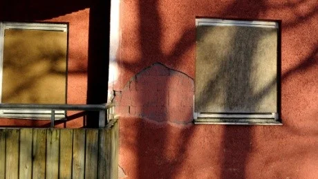 Div bilder frÃ¥n husen pÃ¥ SvensbackevÃ¤gen i Ãverum som Ã¤r i mycket dÃ¥ligt skick.