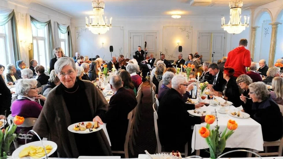 Det var fullsatt på Gränsö slott på söndagen, då besökarna kunde njuta av både musikaliska och kulinariska läckerheter.