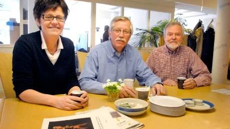 Bertil Andersson, till höger, med två av sina efterträdare som chefredaktörer på Västerviks-Tidningen: Ingalill Sundhage och Hans Holm.Arkivfoto: Andes Steiner