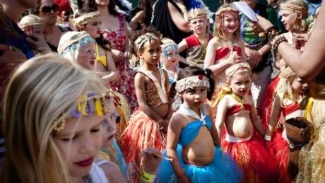 På lördag blir det premiär för Barnens Karneval i Västervik. Nästa sommar blir det karneval även de vuxna i Västervik. Denna bild är från en barnkarneval i Köpenhamn den 26 maj i år. Foto: AP Photo/Polfoto, Miriam Dalsgaard.