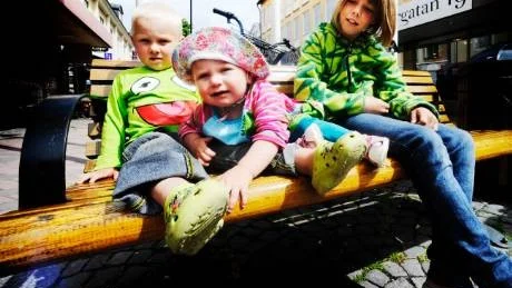 Emma Lifberg (i mitten) har fått alla de rekommenderade vaccinationerna. Emmas syskon heter                     Oscar och Julia Lifberg. Foto: Ellen Nielsen Kindstrand