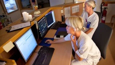 Pia Classon, närmast, och Sophia Adolfsson övervakar via bildskärmar kontinuerligt hur tre patienter på hjärtintensiven vid Västerviks sjukhus mår. Foto: Anders Steiner