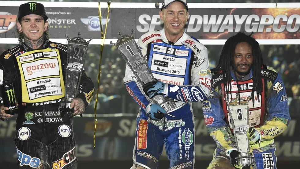 PALLEN. Tai Woffinden kom tvåa, Nicki Pedersen etta och Antonio Lindbäck trea i Sveriges speedway-GP i Målilla på lördagen.
