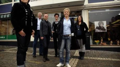 Längst bak avgående chefredaktören Hans Holm, nya chefredaktören Ingalill Sundhage samt studentgruppen från Kalmar, Ulrika Melin, Malin Bolander, Monica Olofsson och Emelie Ljungblad.Foto: Elin Larsson