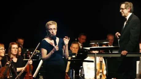 I en orkesterkonsert är egentligen alla huvudpersoner, men för det mesta namnlösa i rapporterna efteråt. Men utan alla dessa fina instrumentalister hade varken dirigenten Sören Petterson eller sopransolisten Marie Dimpker kunnat nå de artistiska höjder som de gjorde. Foto: Lisa Olaison