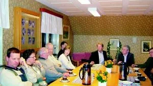 Svar på frågor. Harald Hjalmarsson informerade och gav svar på frågor om företagande vid träffen i Odensvi.