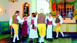 Dans till Herrens ära. Hallingebergs dansgille satte extra färg på söndagens gudstjänst.