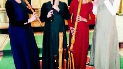 Många blockflöjter. Blockflöjtskvartetten Tibia i Dalhems kyrka på lördagskvällen. Från vänster Anna Gullman med en tenorflöjt. Så Karin Ganestål med altflöjt, Anette Hilding Jansson med basflöjt och längst till höger Karin Alinder med sopranflöjt. Framför dem åtminstone delar av hela den imponerande uppsättning blockflöjtsvarianter som de växlade mellan.