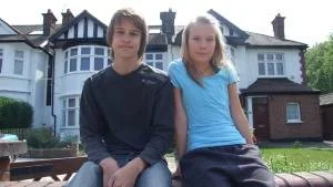 Virtuell vänskap. Andreas Ljungbeck och Hanna Schleimer har bott i London i flera år, fast de har bra kontakt med sina kompisar hemma i Sverige ändå. De chattar nästan dagligen med dem.
Foto: Thomas Arnroth