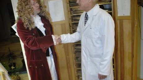 Linné och Jägerhorn. Välkommen till vår tid, käre professor Carl, säger dagens läkare, Magnus Jägerhorn, när plötsligt den store vetenskapsmannen Carl von Linné (Michel Asplund) står där, precis som om han hört Magnus dröm om detta möte.Foto: ANDERS LILJEGREN