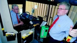 Kör på diesel. Än så länge finns det inga fossilbränslefria bussar inom KLT, men chaufförerna Håkan Andersson och Göran Karlsson välkomnar miljövänliga alternativ som biogasbussar.