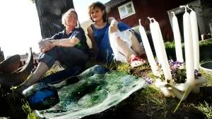 Nya grannar. Keramikern Kerstin Svensson-Åhlin har fått sällskap på Aspagården av Ebba von Geijer från Gränsö slotts ljusstöperi.Foto: Ellen Kindstrand