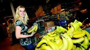 Väljer ekologiskt ibland. Heléne Derbert brukar köpa kravbananer och hon köper aldrig utländskt kött. - Jag väljer svenskt kött, gärna lokalproducerat. Det får kosta lite istället, säger hon.