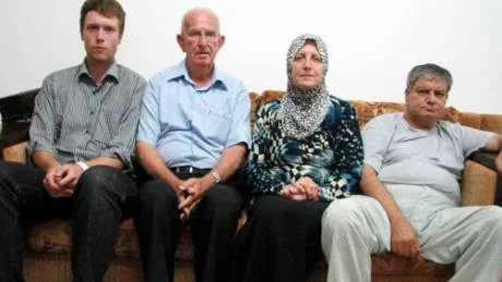 Erik Paulsson Rönnbäck, till vänster, från Västervik sitter bredvid en talesman och till höger sitter det palestinska par som fruktar att tvingas i väg från sitt hem. Foto: Privat