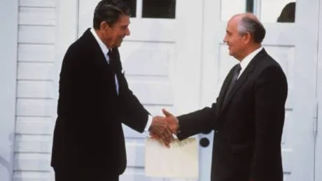 Stormaktspolitiken debatteras i artikeln nedan. På bilden: USA:s Ronald Reagan och Sovjetunionens Michail Gorbatjov.                  Foto: Scanpix