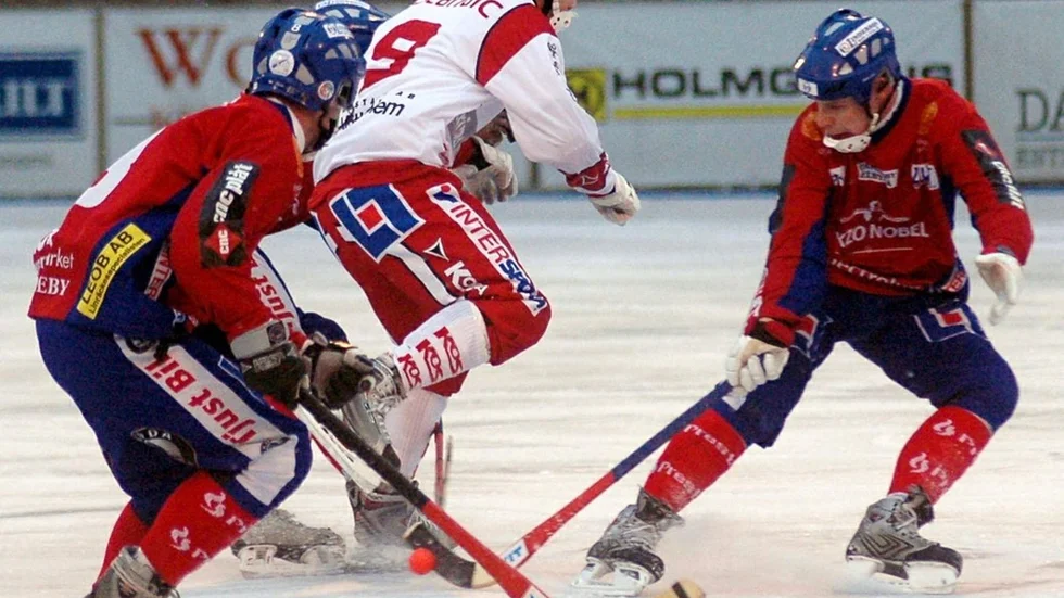 En bild från matchen Tjust Bandy-Jönköping på Tjustvallen förra säsongen som Tjust vann med 6-2. I morgon är det dags igen. Tjustspelarna på bilden är Henrik Ilhammar och Mattias Nilsson.Foto: Ingemar Petersson