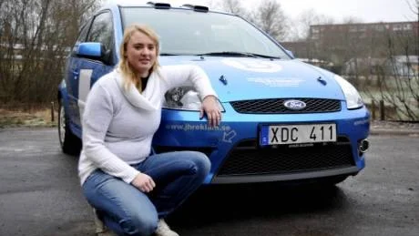 Cindy Brüggeman och den nya Ford Fiesta ST, ett vasst par i skogen.Foto: Ilkka Ranta
