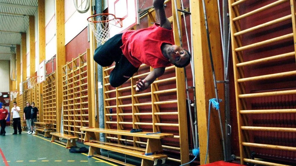 Freerunning och parkour är populärt bland ungdomar. Men den planerade nya parkourbanan utanför Råssnäshallen väcker oro hos skolans ledning.
