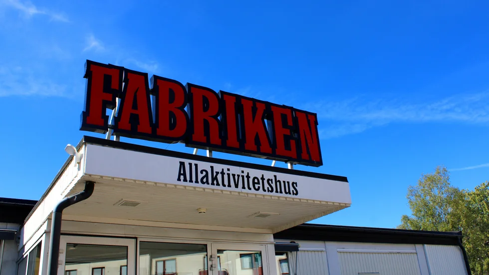 Allaktivitetshuset Fabriken i Vimmerby har ett lockande utbud under höstlovet, tycker insändarskribenten. Men för barn som inte bor i Vimmerby blir det en kostnad att ta sig in till stan under loven, när skokortet för buss inte gäller.