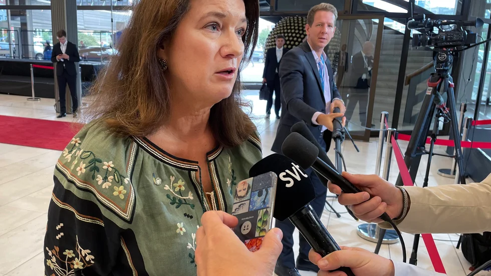 Utrikesminister Ann Linde (S) träffar svenska journalister på plats efter onsdagens EU-möte i Prag.