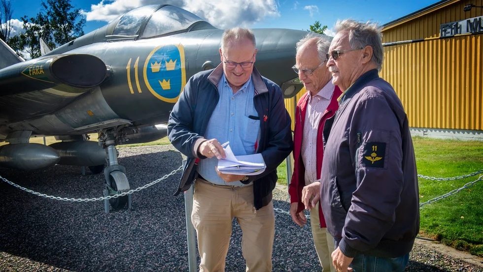 Freddie Andersson projektledare, Lenart Hjelte styrelseordförande och Kenneth Åbrink marknadsansvarig planerar inför helgens flygdag.
