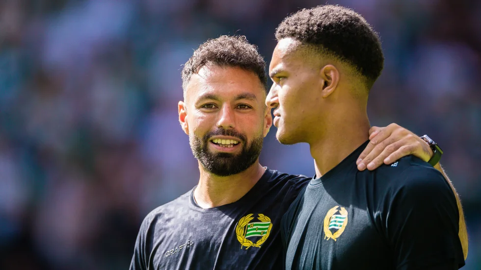 Hammarbys assisterande tränare Imad Khalili och målvakt Oliver Dovin under uppvärmningen inför en match i Allsvenskan.