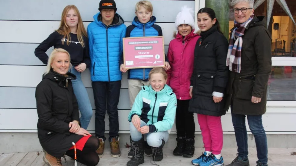 Munksundsskolan prisades för flest checkpoints. Från vänster: Hanna Hoff (lärare), Jonna Gräf, Kevin Lindholm, Lukas Annetun, Natalie Lahdo, Lyne Issa och Helena Dominique. Sittande: Emma Jansson.