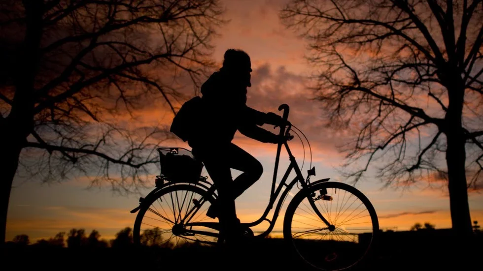 Cyklisten utan lyse kanske SER bra, även i skymningen, men hen SYNS inte lika bra, ur en bilförares perspektiv.