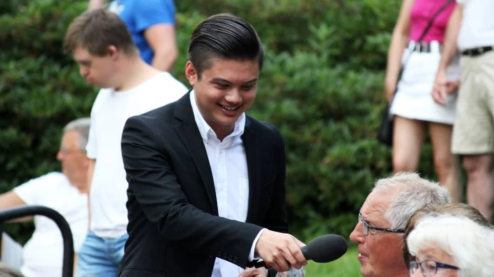 Spencer Strand är en van moderator. Här på Mångdagskväll i Skolparken.