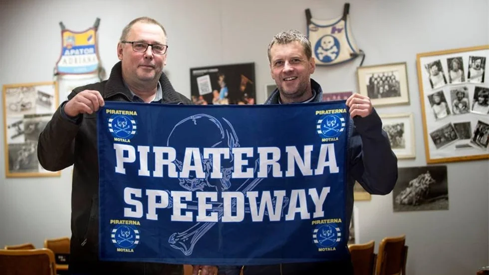 Ordföranden Roger Månsson och sportchefen Stefan Andersson kan konstatera att Piraterna blir historiska som de första att tilldelas MVT:s guldklocka två gånger.