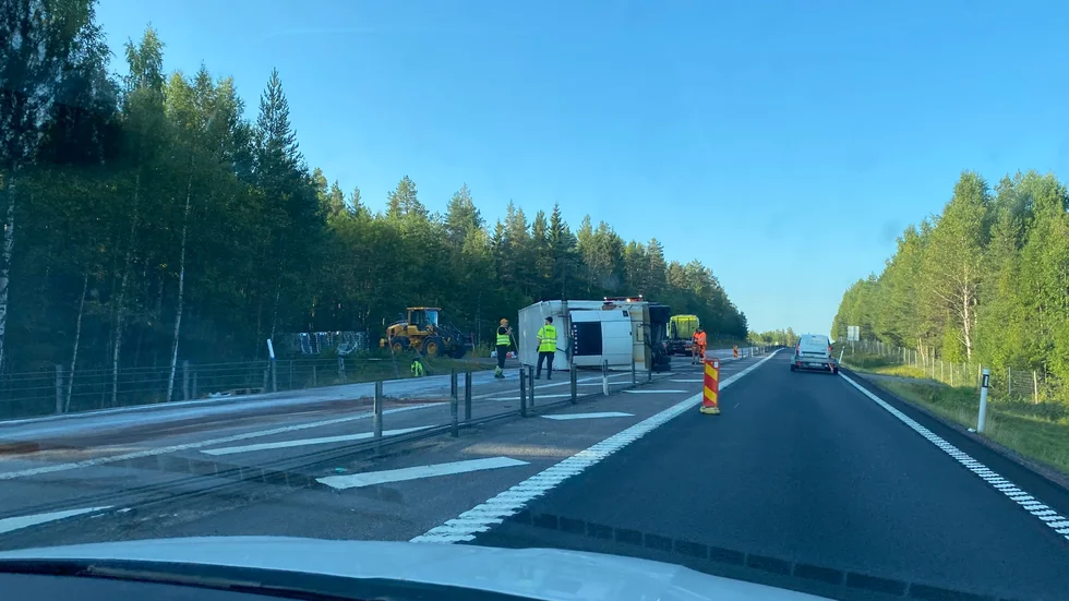 Så såg det ut under måndagsmorgonen när lastbilen skulle bärgas.