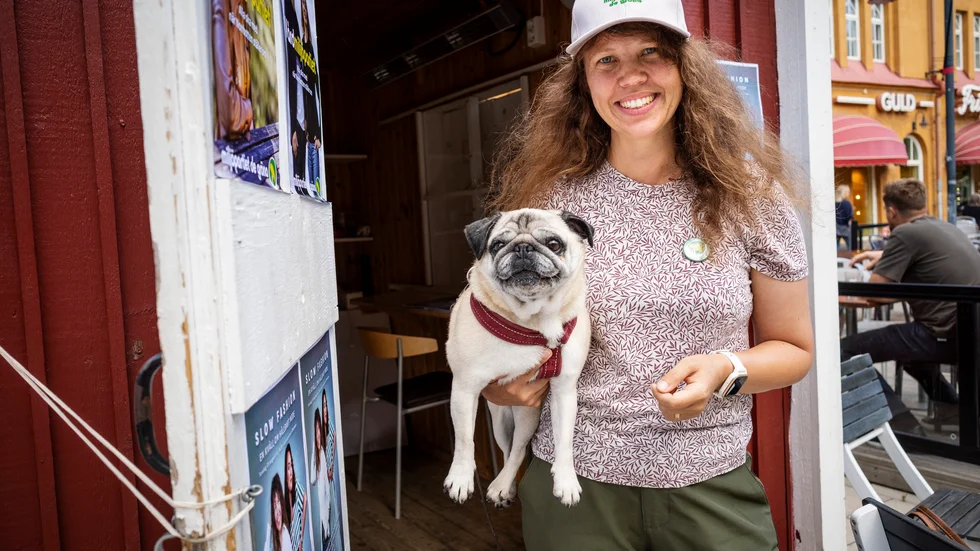 Evelina Rydeker Miljöpartiet var på plats tillsammans med hunden Ester redan tidigt på måndagsmorgonen. "Här kan man prata på riktigt", säger hon.