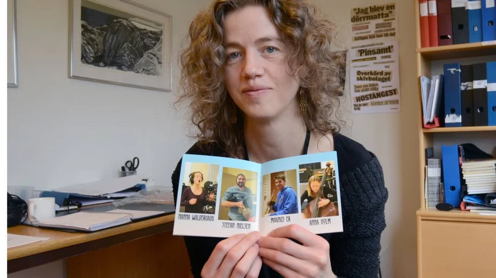 Skivsläpp. Nanna Walderhaug med texthäftet till nya skivan, där alla musiker finns med.