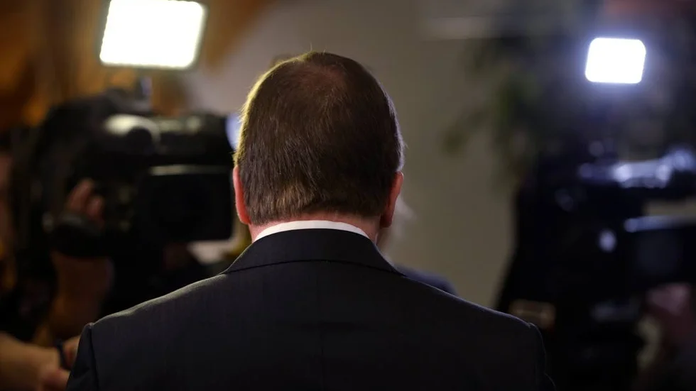 Media. Stefan Löfven (S) vänder ryggen åt den granskande makten.